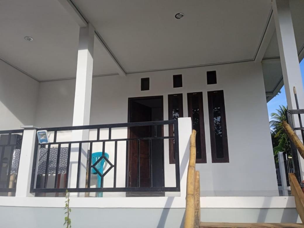 Riung Tiga Empat Tujuh Guesthouse Exteriér fotografie